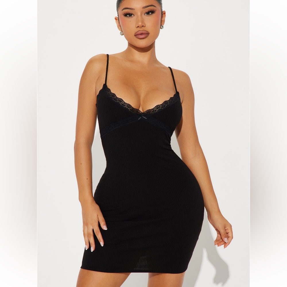 Elegant Black Lace Trim Nightdress